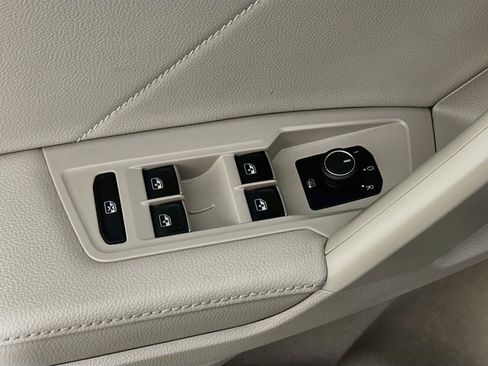 Used 2023 Volkswagen Tiguan SE FWD image 15