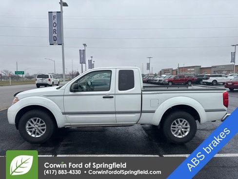 Used 2015 Nissan Frontier SV image 3