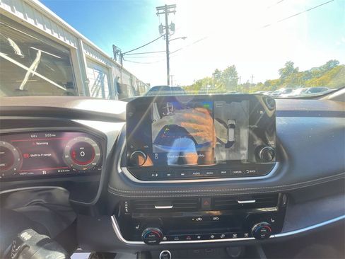 Used 2021 Nissan Rogue Platinum image 17