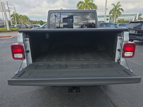 Used 2022 Jeep Gladiator Sport image 8