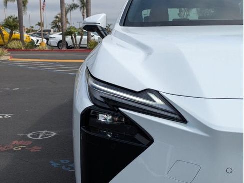 New 2026 Lexus ES 350e FWD image 10