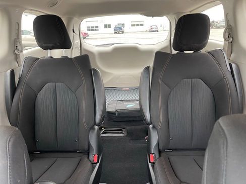 Used 2020 Chrysler Pacifica Touring FWD image 12