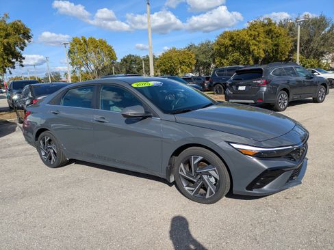 Used 2025 Hyundai Elantra Limited image 1