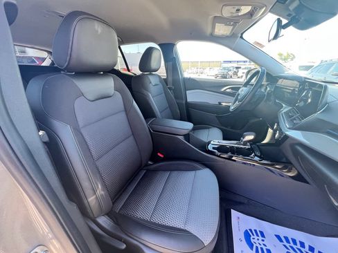 Used 2025 Chevrolet Trax LT w/ LT Convenience Package FWD image 34