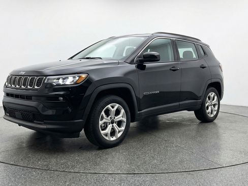 Used 2025 Jeep Compass Latitude AWD/4WD image 3