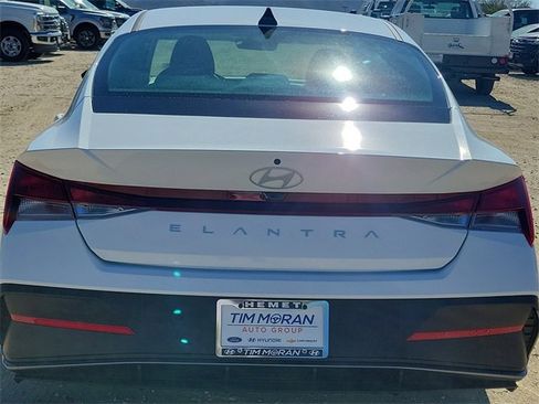 New 2025 Hyundai Elantra SE image 19