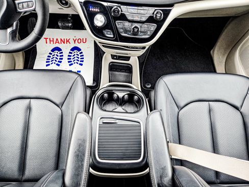 Used 2024 Chrysler Pacifica Touring-L image 20