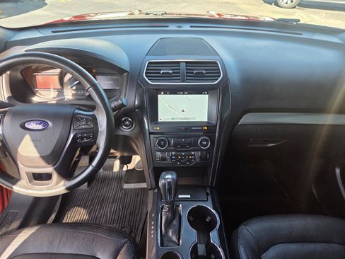 Used 2018 Ford Explorer XLT w/ Equipment Group 202A image 12