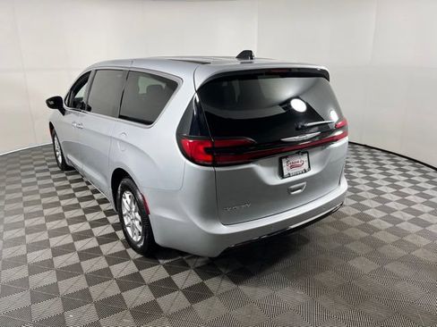 Used 2026 Chrysler Pacifica Select FWD image 5