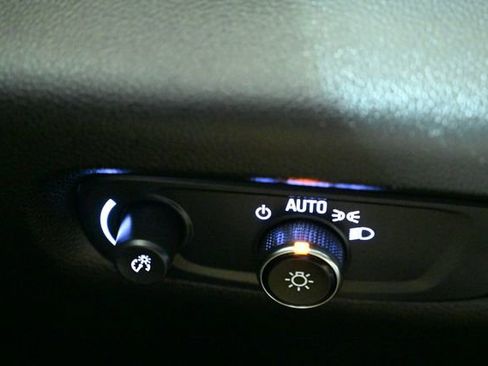 Used 2021 Chevrolet Traverse LS FWD image 38
