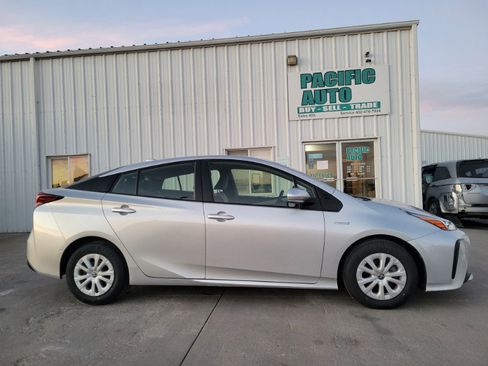 Used 2022 Toyota Prius LE image 9