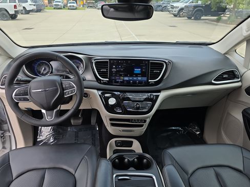 Used 2024 Chrysler Pacifica Touring-L FWD image 27