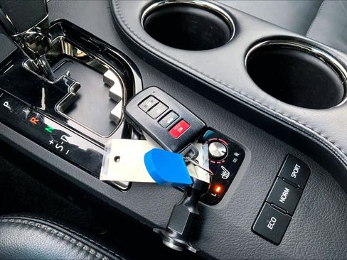 Used 2017 Toyota Avalon XLE image 12