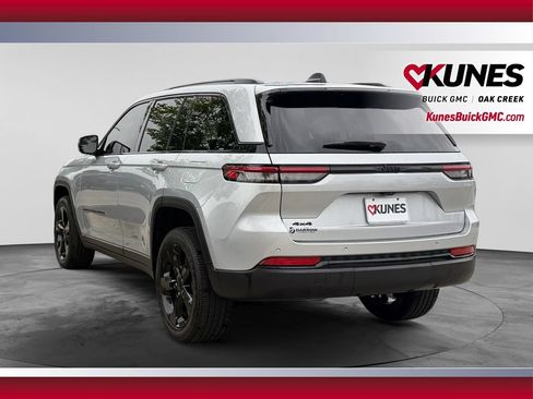 Used 2023 Jeep Grand Cherokee Altitude AWD/4WD image 8