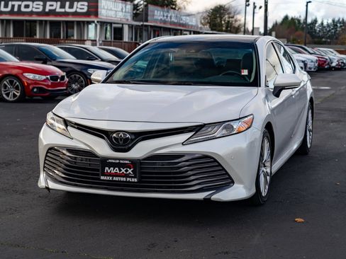 Used 2018 Toyota Camry XLE image 4