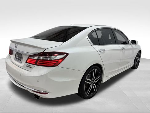 Used 2017 Honda Accord Touring image 6