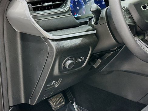 Used 2024 Jeep Grand Cherokee Laredo X image 10