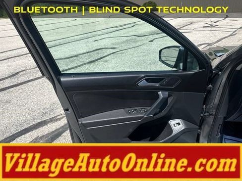 Used 2018 Volkswagen Tiguan SEL AWD/4WD image 9