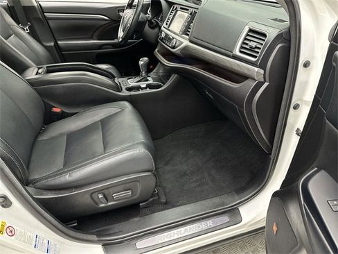 Used 2018 Toyota Highlander Limited image 26