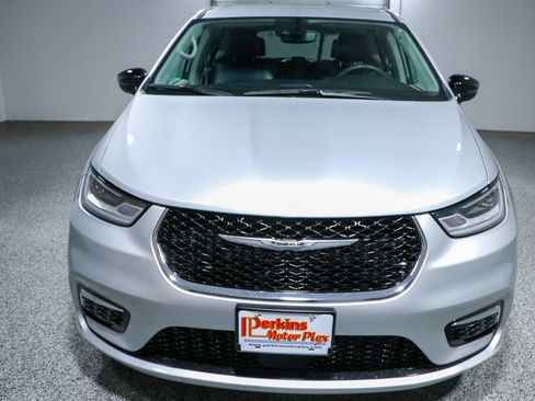 Used 2024 Chrysler Pacifica Touring-L FWD image 4