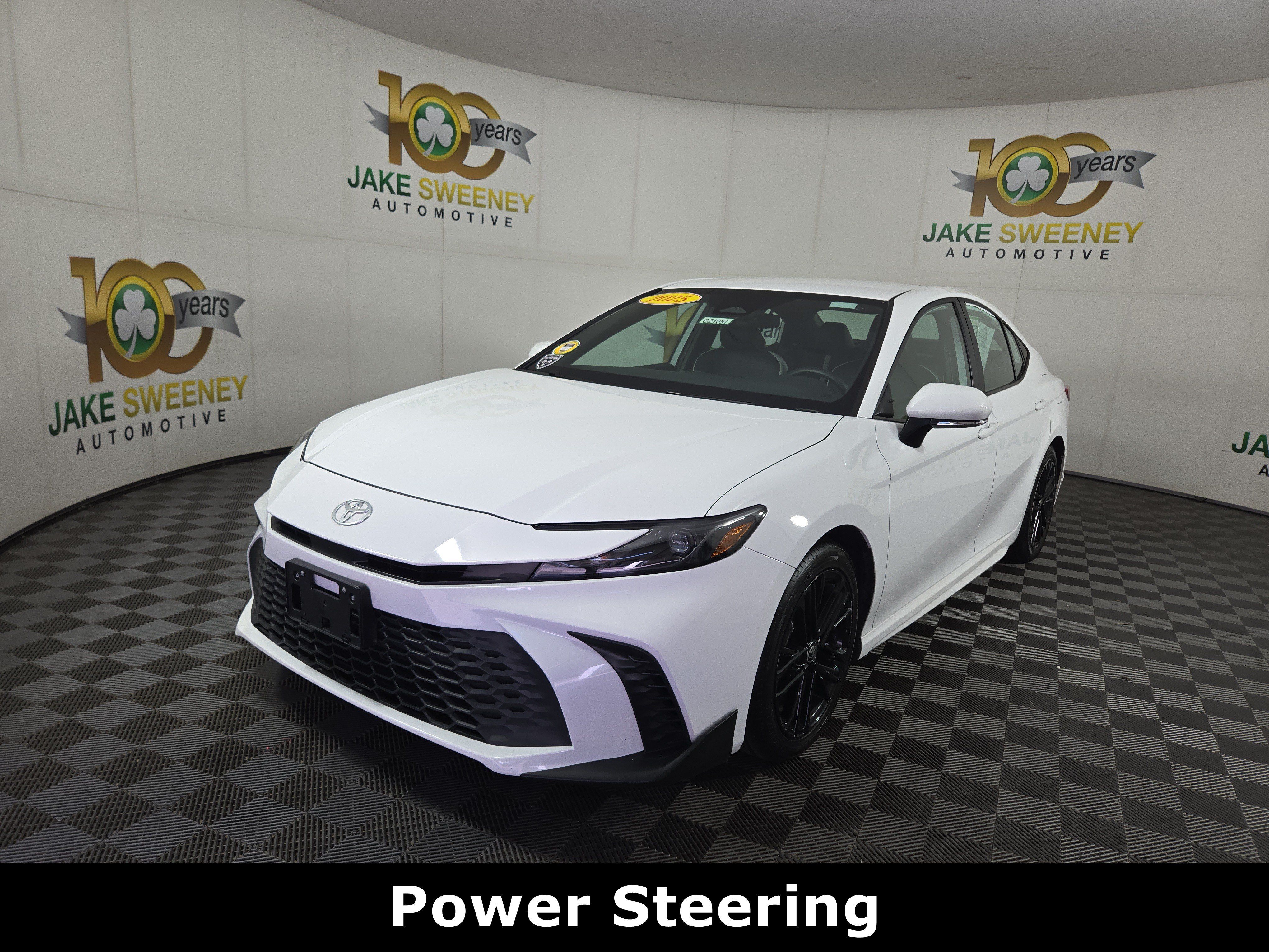 Used 2025 Toyota Camry SE FWD image 3