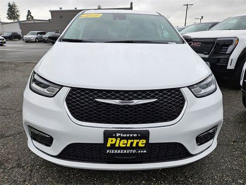 Used 2024 Chrysler Pacifica Touring-L image 7