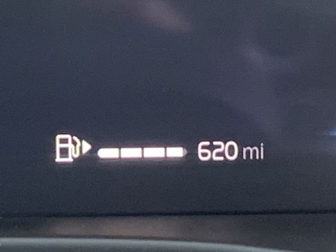 Used 2025 Volvo XC40 B5 Plus image 22