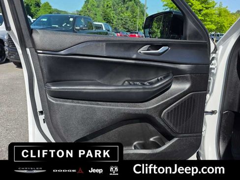 Used 2024 Jeep Grand Cherokee L Altitude AWD/4WD image 9