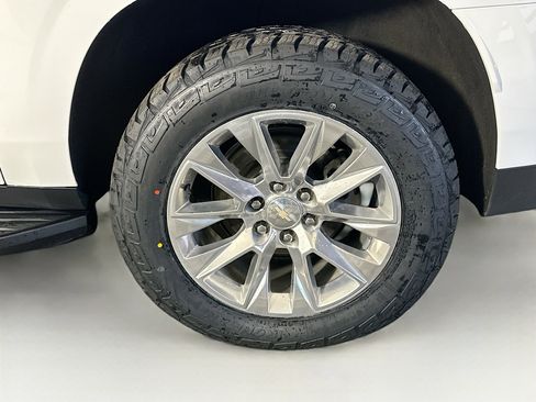 Used 2023 Chevrolet Suburban Premier image 11