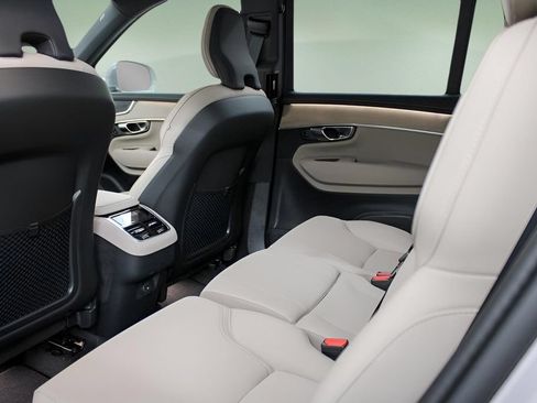 Used 2026 Volvo XC90 B5 Plus w/ Protection Package Premier AWD/4WD image 12