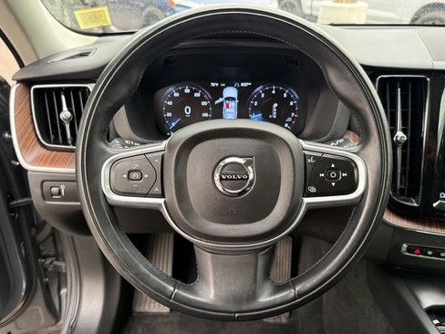 Used 2021 Volvo XC60 T5 Momentum w/ Premium Package AWD/4WD image 13