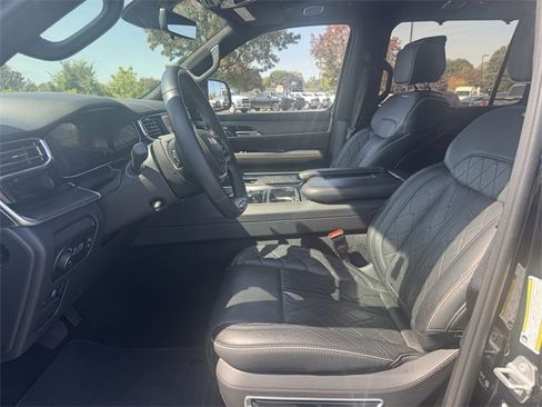 Used 2023 Jeep Grand Wagoneer Series III image 29