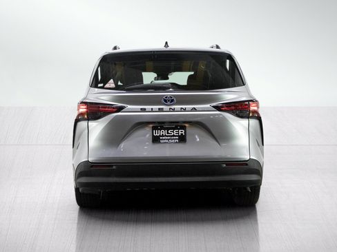 Used 2021 Toyota Sienna LE FWD image 4