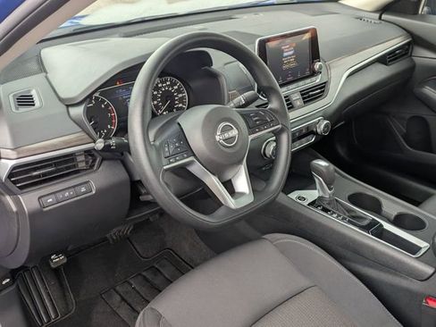Used 2025 Nissan Altima 2.5 SV FWD image 32