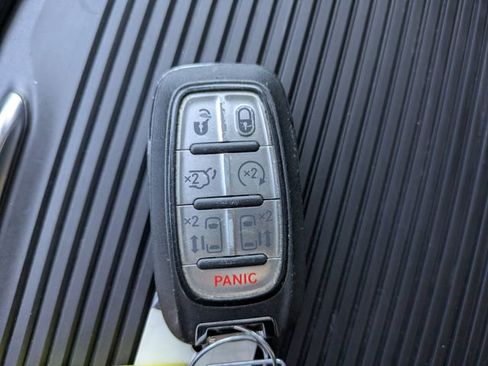 Used 2025 Chrysler Pacifica Limited FWD image 32