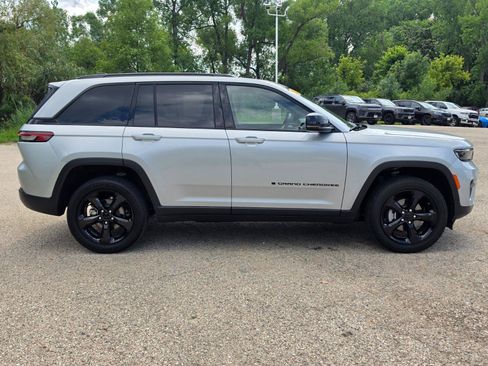 Used 2023 Jeep Grand Cherokee Altitude AWD/4WD image 4