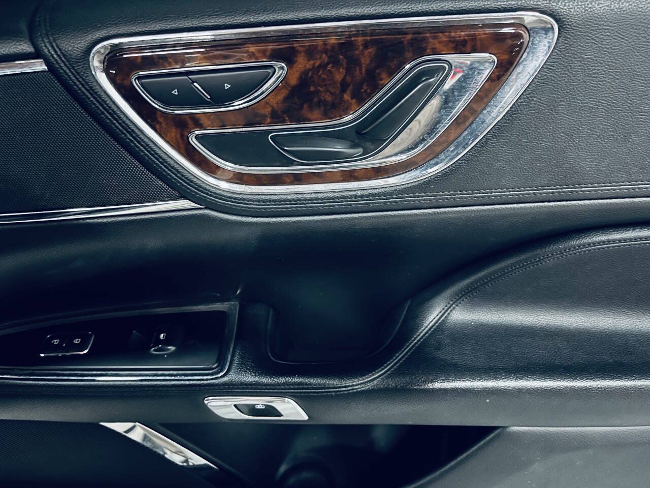 Used 2019 Lincoln Continental Premiere FWD image 26
