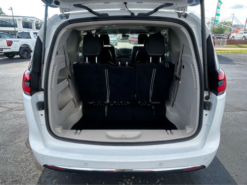 Used 2023 Chrysler Pacifica Touring-L FWD image 6