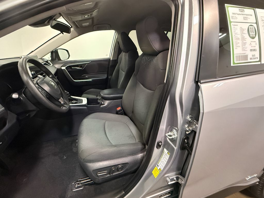 Used 2025 Toyota RAV4 XLE AWD/4WD image 12