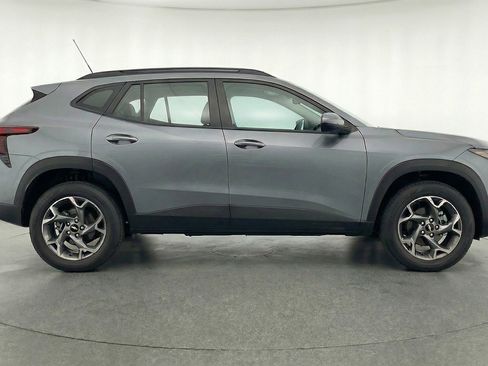 Used 2025 Chevrolet Trax LT image 11