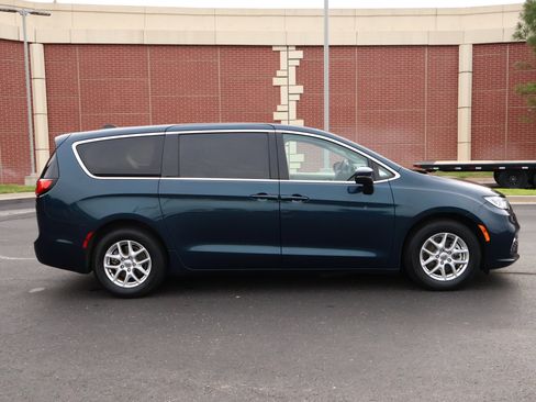 Used 2023 Chrysler Pacifica Touring-L FWD image 33