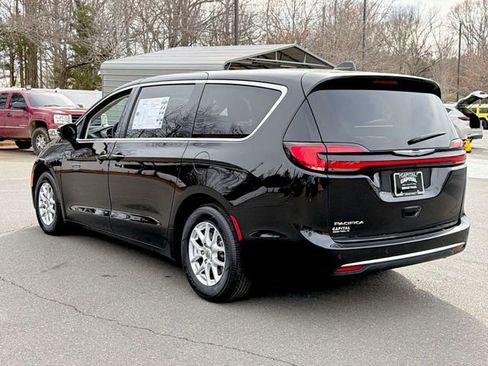 Used 2024 Chrysler Pacifica Touring-L image 11