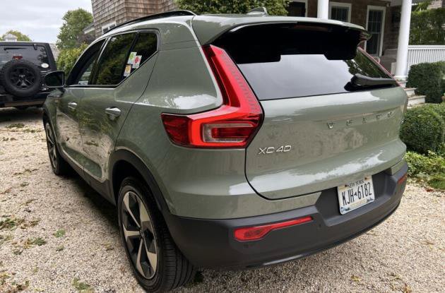 Used 2024 Volvo XC40 B5 Core AWD/4WD image 4