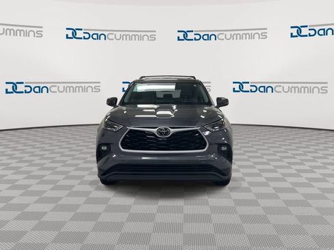 Used 2022 Toyota Highlander LE AWD/4WD image 3