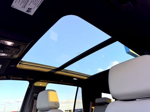 Used 2023 Chevrolet Tahoe Z71 w/ Luxury Package image 14