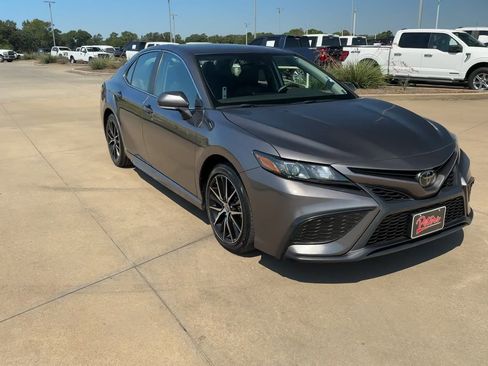 Used 2024 Toyota Camry SE image 3