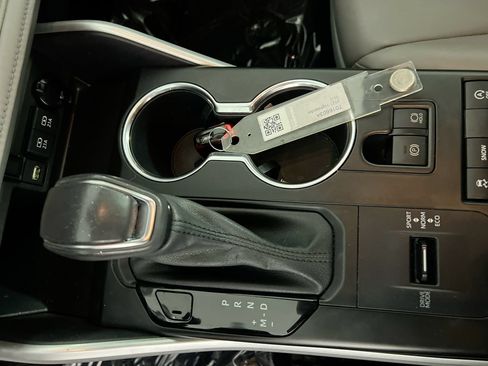Used 2021 Toyota Highlander XLE FWD image 18