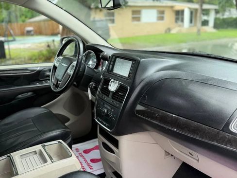 Used 2016 Chrysler Town & Country Touring image 13