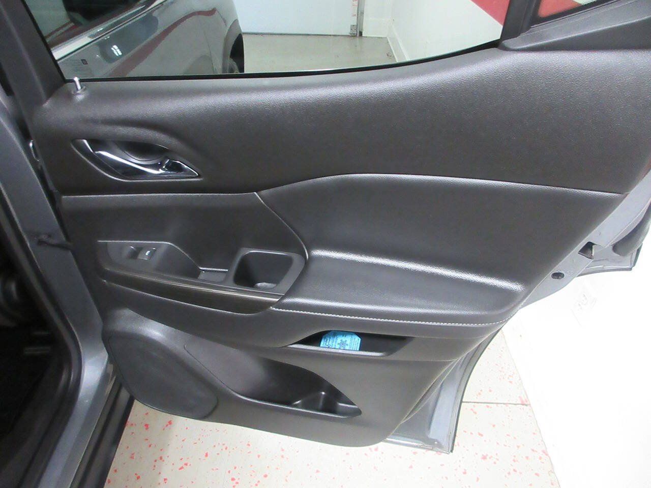 Used 2021 GMC Acadia SLT AWD/4WD image 36