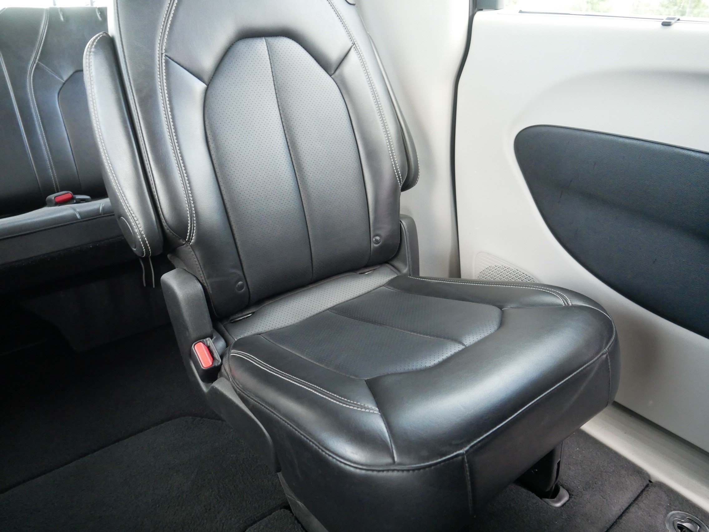 Used 2024 Chrysler Pacifica Touring-L FWD image 14